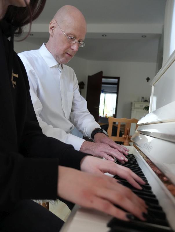 Michael Swientek am Klavier mit einer weiteren Person spielend